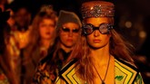 Sementara, untuk koleksi yang dihdirkan, sekilas akan mengingatkan pada tema Met Gala tahun ini, 'Heavenly Bodies'. Direktur kreatif Gucci, Alessandro Michele mengambil gereja dan relik kuno religius, serta ritual kematian sebagai inspirasinya. (REUTERS/Jean-Paul Pelissier)