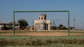 Sebuah rumah khas warga desa Zhuravli, Crimea, masih terlihat asri. (REUTERS/ Pavel Rebrov)
