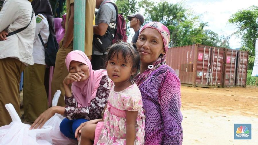 Mereka akan memanfaatkan listrik ini untuk keperluan ekonomi seperti berjualan ice blender, menjahit bahkan sekedar nonton tv disiang hari.