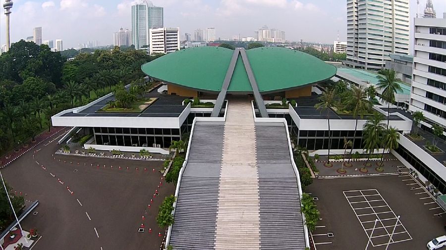 Hukum penyaluran THR, telah diatur dalam Peraturan Pemerintah 19/2018 tentang Pemberian THR dalam Tahun Anggaran 2018.
