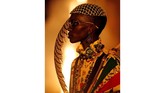 Untuk koleksi Gucci kali ini, ada banyak detail dan aksen yang membuat takjub. Di antaranya akan mengingatkan pada karakter Baudelaire atau Burton, bernuansa kelam dan seram tapi menyatu dengan gaya rock'n'roll retro yang mengesankan. (REUTERS/Jean-Paul Pelissier)
