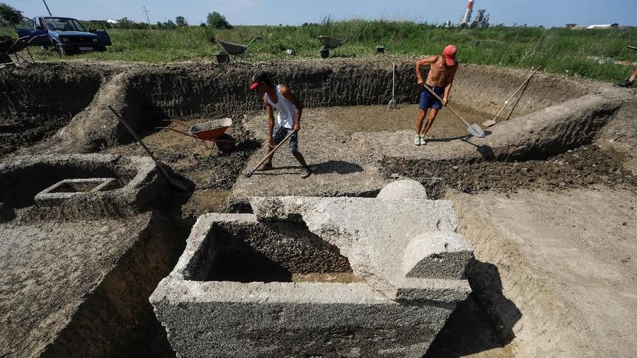 arkeolog Serbia di lokasi kota Romawi kuno Viminacium telah menemukan sarkopagus utuh dengan dua kerangka yang dihiasi perhiasan emas dan perak.