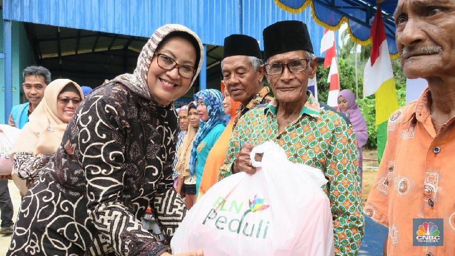 Mereka akan memanfaatkan listrik ini untuk keperluan ekonomi seperti berjualan ice blender, menjahit bahkan sekedar nonton tv disiang hari.