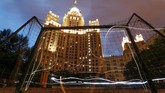 Sebuah gawang berdiri dengan lantang di salah satu gedung era Stalin di Moscow. (REUTERS/ Maxim Shemetov)