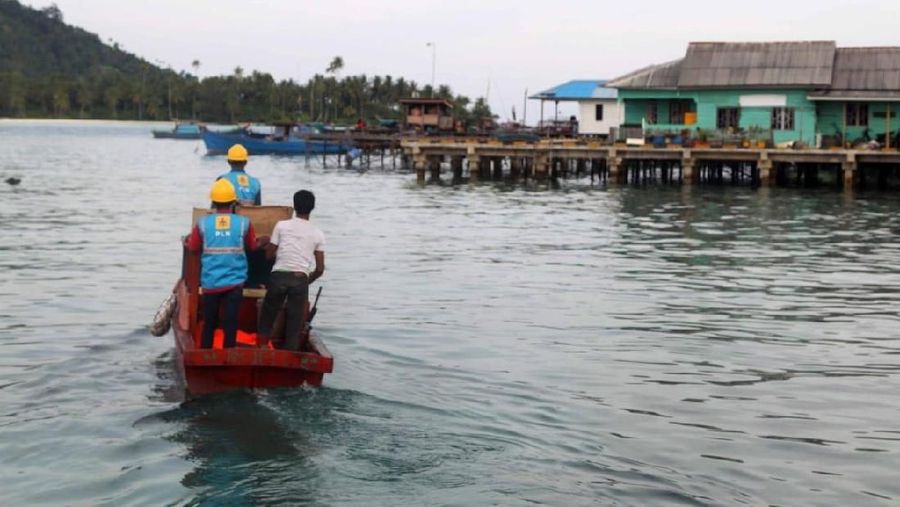 PT PLN (Persero) melistriki 13 desa di Kabupaten Natuna dan enam lokasi lainnya dengan peningkatan jam menyala listrik jadi 24 jam.