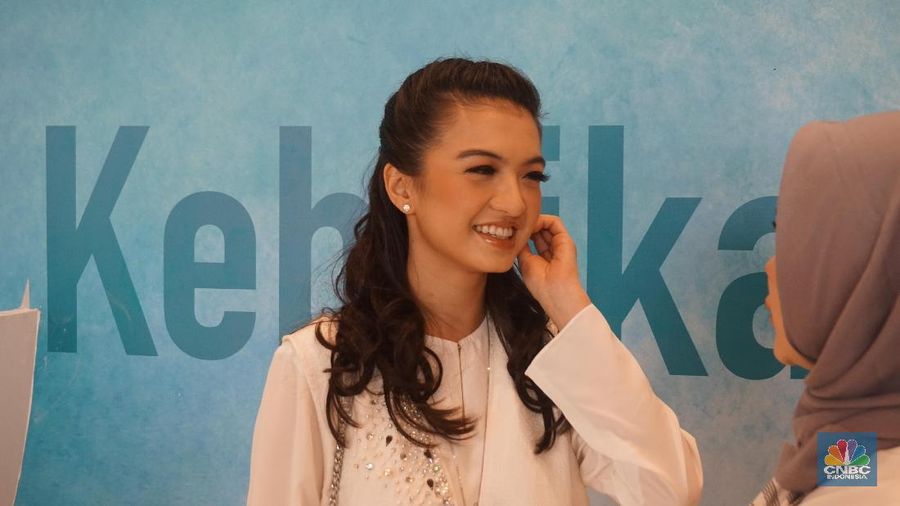 Tips tetap bugar selama berpuasa dari Raline Shah, aktris sekaligus komisaris independen AirAsia Indonesia.