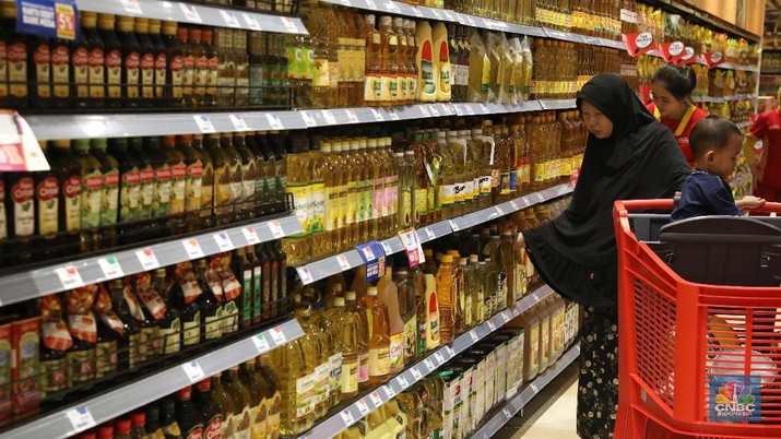Corona sempat memicu panic buying di toko-toko ritel.