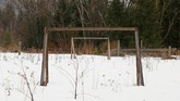 Gawang 'ala kadarnya' menjadi bukti mengakarnya sepak bola di Desa Verkhnyaya Biryusa, Krasnoyarsk. (REUTERS/ Ilya Naymushin)