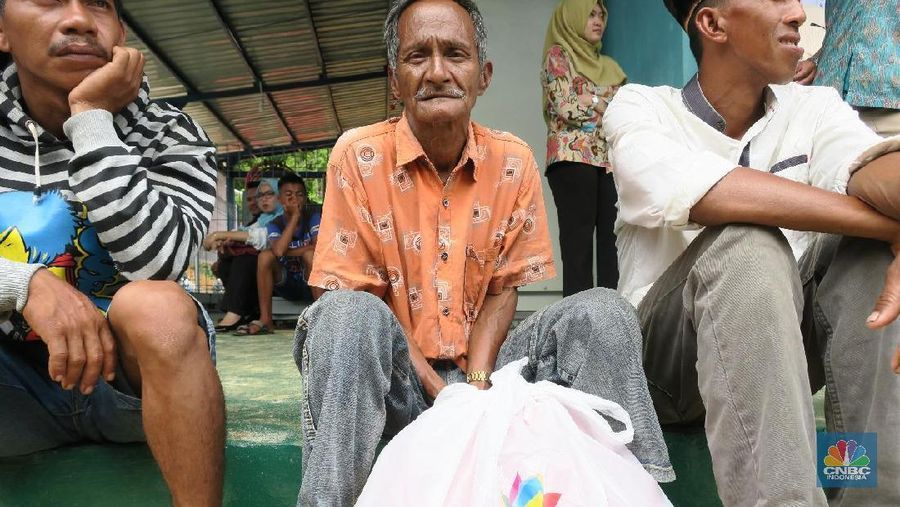 Mereka akan memanfaatkan listrik ini untuk keperluan ekonomi seperti berjualan ice blender, menjahit bahkan sekedar nonton tv disiang hari.
