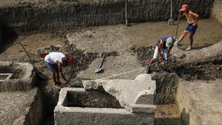 arkeolog Serbia di lokasi kota Romawi kuno Viminacium telah menemukan sarkopagus utuh dengan dua kerangka yang dihiasi perhiasan emas dan perak.