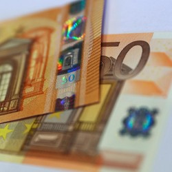 Putin Beraksi Lagi, Euro Ambrol ke Bawah 1 Dolar AS