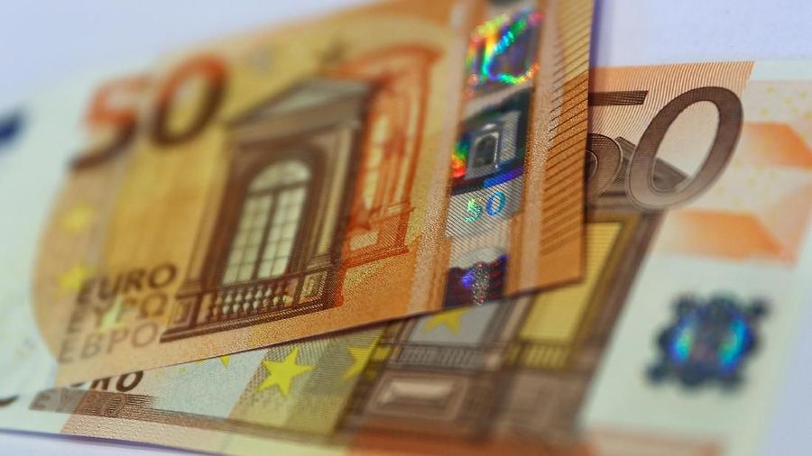 FILE PHOTO: The German Central Bank (Bundesbank) presents the new 50 euro banknote at its headquarters in Frankfurt, Germany, March 16, 2017.     REUTERS/Kai Pfaffenbach/File Photo