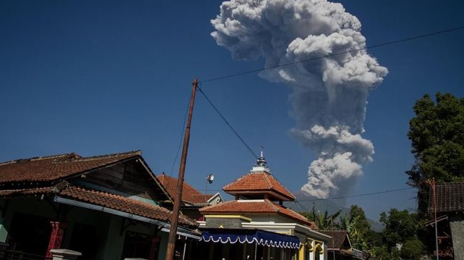 Gunung Merapi Semburkan Awan Panas Hingga 1100 Meter 