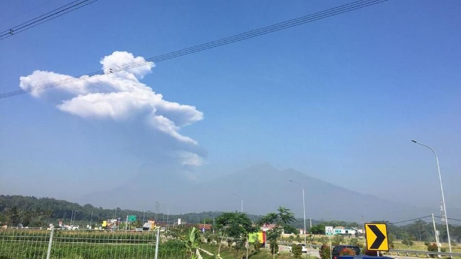 Gunung Merapi kembali erupsi pagi ini, pukul 08.20 WIB.