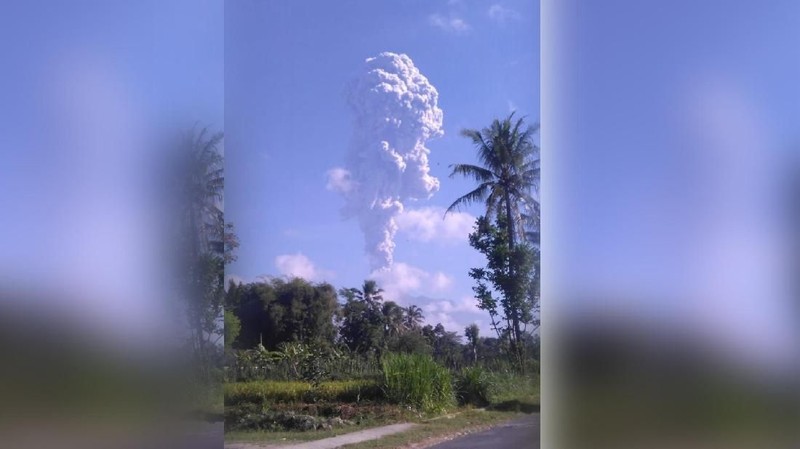 Gunung Merapi kembali erupsi pagi ini, pukul 08.20 WIB.