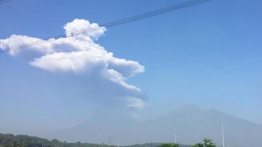 Gunung Merapi kembali erupsi pagi ini, pukul 08.20 WIB.