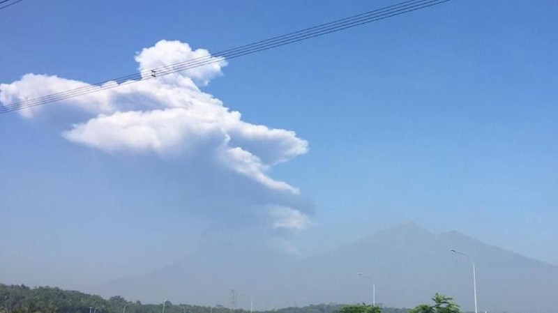 Gunung Merapi kembali erupsi pagi ini, pukul 08.20 WIB.