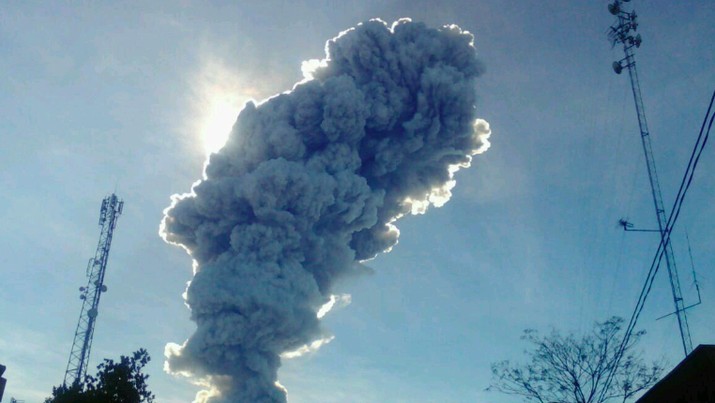 Tinggi kolom letusan mencapai 6.000 m.