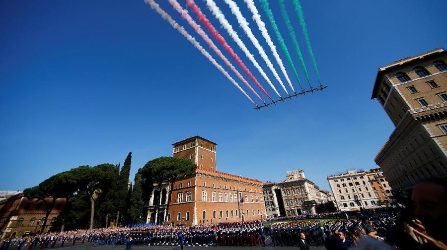 Orang-orang Italia merayakan Hari Republik yang dikenal sebagai Hari Republik di Italia