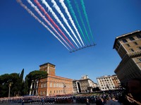 Aksi Parade Aerobatik di Hari Kemenangan Penduduk Italia