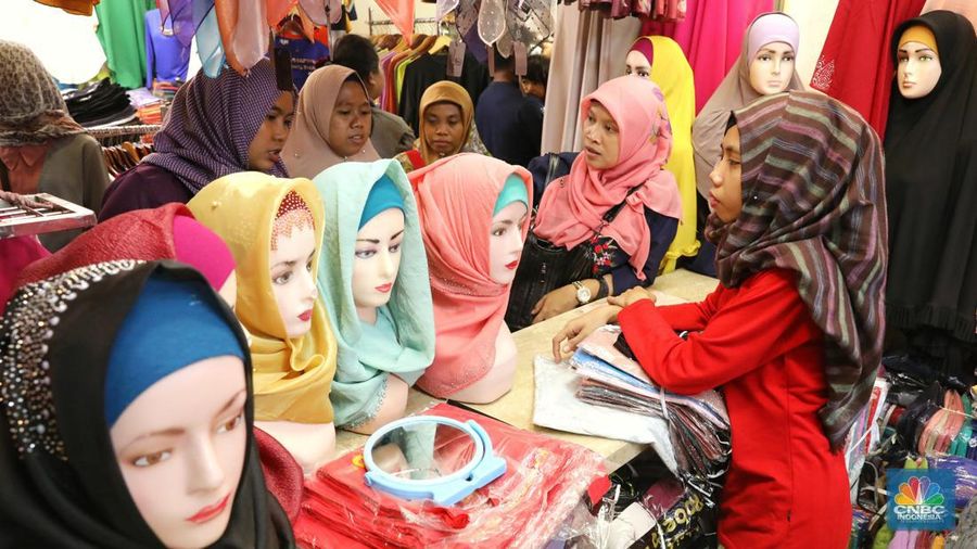 Tanah Abang masih menjadi destinasi sentral masyarakat untuk berburu pakaian Hari Raya.