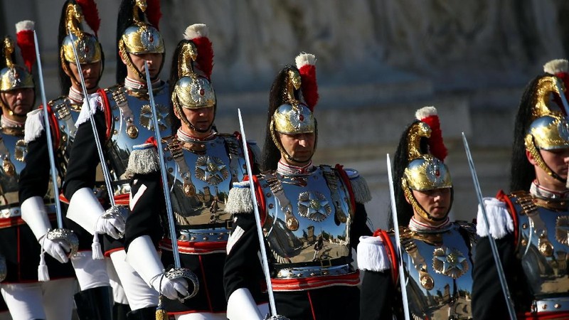 Orang-orang Italia merayakan Hari Republik yang dikenal sebagai Hari Republik di Italia