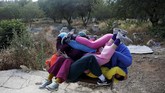 Melalui pertunjukan tersebut, Dorner ingin mengajak penduduk kota untuk memikirkan ulang soal ruang-ruang tempat tinggal mereka, bagaimana sebuah kota selalu berubah. (REUTERS/Ronen Zvulun)