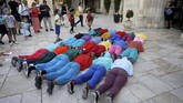 Dalam tarian itu, para seniman coba mengisi ruang-ruang sempit di suatu kota dengan tubuh mereka -- seolah menirukan manusia yang semakin terdesak beton-beton besar perkotaan. (REUTERS/Ronen Zvulun)