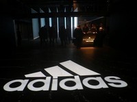 Adidas Minta Maaf ke Bella Hadid Imbas Kontroversi Iklan Olimpiade
