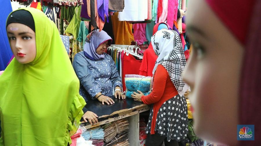 Tanah Abang masih menjadi destinasi sentral masyarakat untuk berburu pakaian Hari Raya.