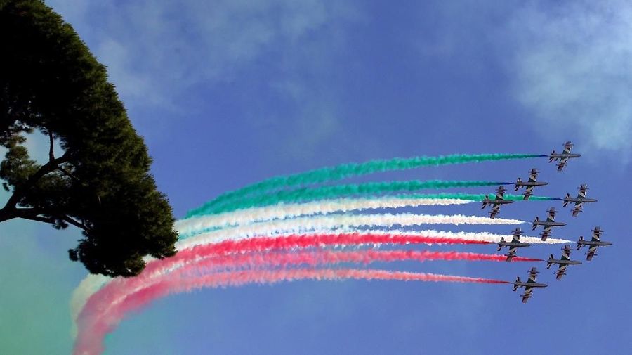 Orang-orang Italia merayakan Hari Republik yang dikenal sebagai Hari Republik di Italia