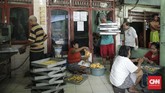 Dua minggu jelang Lebaran, permintaan kue kering meningkat di pasar. Salah satu produsen kue kering di Pusaka Kwitang pun mulai sibuk melayani pesanan. (CNN Indonesia/ Hesti Rika)