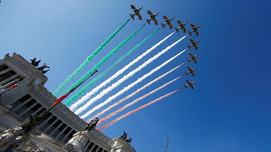 Orang-orang Italia merayakan Hari Republik yang dikenal sebagai Hari Republik di Italia