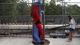 Pertunjukan Bodies in Urban Spaces sendiri bermula lebih dari 10 tahun lalu. Pada awalnya, pertunjukan itu merupakan foto-foto dokumenter mengenai tubuh dan ruang. (REUTERS/Ronen Zvulun)