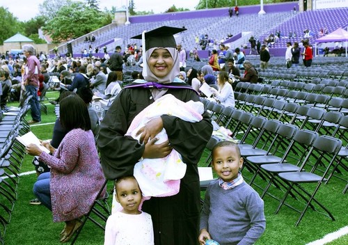 Salut! Wanita Ini Bisa Hadiri Wisuda Sehari Setelah Melahirkan