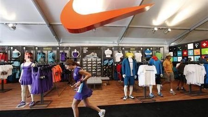 A ball girl runs past the Nike boutique at the Sony Ericsson Open tennis tournament in Key Biscayne, Florida in this March 20, 2012 file photo. REUTERS/Kevin Lamarque/Files