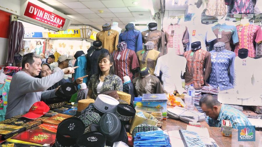 Pembeli melihat lihat busana muslim yang di jual di Pasar Tanah Abang, Jakarta Pusat, Sabtu (2/6/2018). (Mega Iskanti)