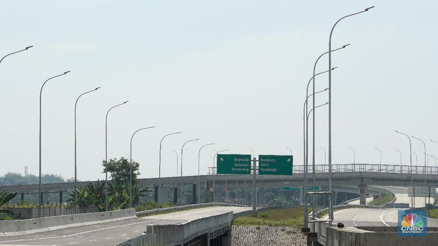 Tol Colomadu di Kartasura siap untuk dilalui oleh pemudik mulai Jumat (8/6) nanti sebagai tol fungsional. Pembangunan tol ini sudah selesai dan sudah memperoleh sertifikat laik operasi dari Direktorat Jenderal Bina Marga Kementerian Pekerjaan Umum dan Perumahan Rakyat. Operasional tol ini masih menunggu Surat Keputusan dari Kementerian Pekerjaan Umum dan Perumahan Rakyat. (CNBC Indonesia/Monica Wareza0
