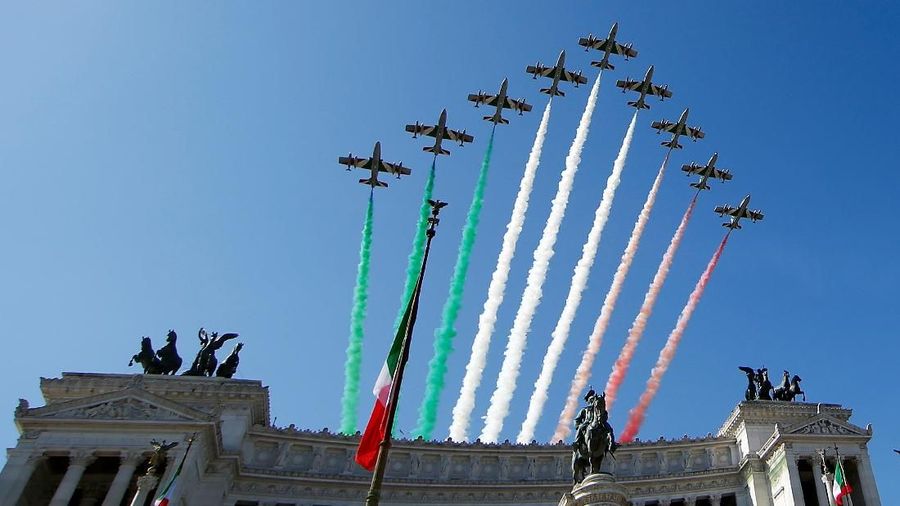 Orang-orang Italia merayakan Hari Republik yang dikenal sebagai Hari Republik di Italia