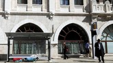 Ini bukan pertama kalinya Willi Dorner menggelar pertunjukkan serupa. Selain di Yerusalem, beberapa tahun lalu ia pernah mengadakannya di Portugal, Austria, Inggris, dan Swedia. (REUTERS/Ronen Zvulun)
