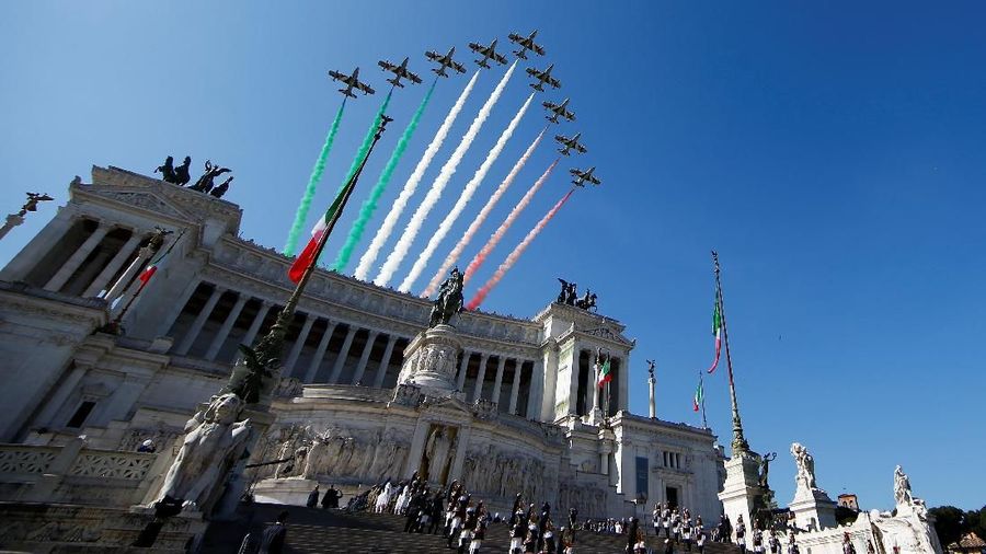 Orang-orang Italia merayakan Hari Republik yang dikenal sebagai Hari Republik di Italia
