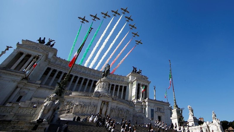 Orang-orang Italia merayakan Hari Republik yang dikenal sebagai Hari Republik di Italia