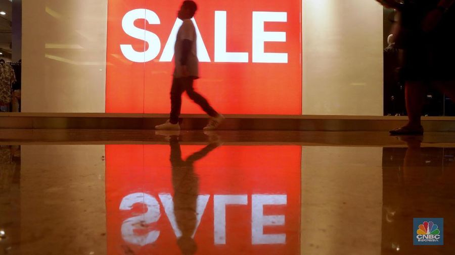 Warga Jakarta menyerbu berbagai pusat perbelanjaan yang menawarkan diskon hingga 70% dalam gelaran Midnight Sale jelang Lebaran.