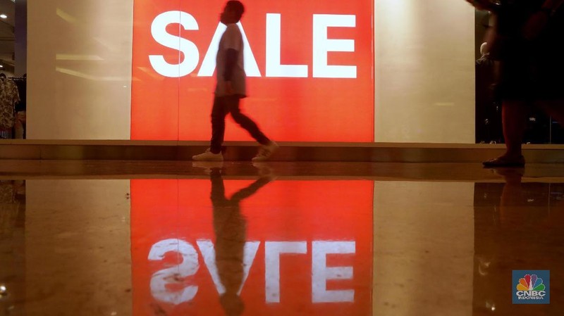 Warga Jakarta menyerbu berbagai pusat perbelanjaan yang menawarkan diskon hingga 70% dalam gelaran Midnight Sale jelang Lebaran.