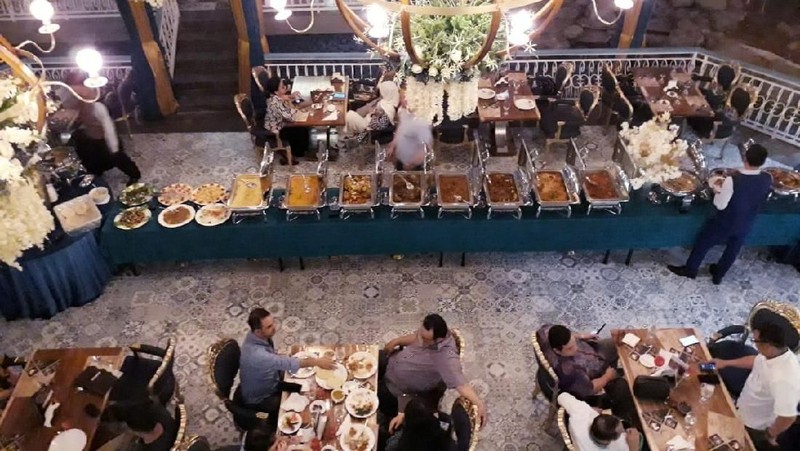 Restoran yang bernuansa arab ini menawarkan masakan timur tengah dengan khas negara Yaman dan Libanon.