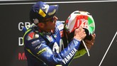 Valentino Rossi merayakan podium ketiga MotoGP Italia 2018 dengan memamerkan helm khusus untuk tampil di Sirkuit Mugello. (REUTERS/Alessandro Bianchi)