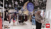 Pengunjung beristirahat saat mengikuti program midnight sale, di Grand Indonesia Mall, Jakarta, Sabtu, 2 Mei 2018. Sebanyak 23 pusat belanja atau mal di Jakarta menggelar midnight sale untuk menyambut Lebaran. (CNNIndonesia/Adhi Wicaksono)