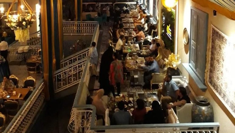 Restoran yang bernuansa arab ini menawarkan masakan timur tengah dengan khas negara Yaman dan Libanon.