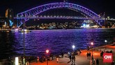 Jembatan di Sydney yang dihias instalasi lampu dalam Vivid Sydney 2018.