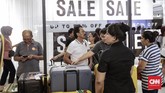 Pengunjung memilih koper di salah satu toko yang mengikuti program midnight sale di Grand Indonesia Mall, Jakarta, Sabtu, 2 Mei 2018. Midnight sale di Mal Grand Indonesia dimulai pukul 20.00 dan berakhir pukul 00.00 WIB. (CNNIndonesia/Adhi Wicaksono.)
